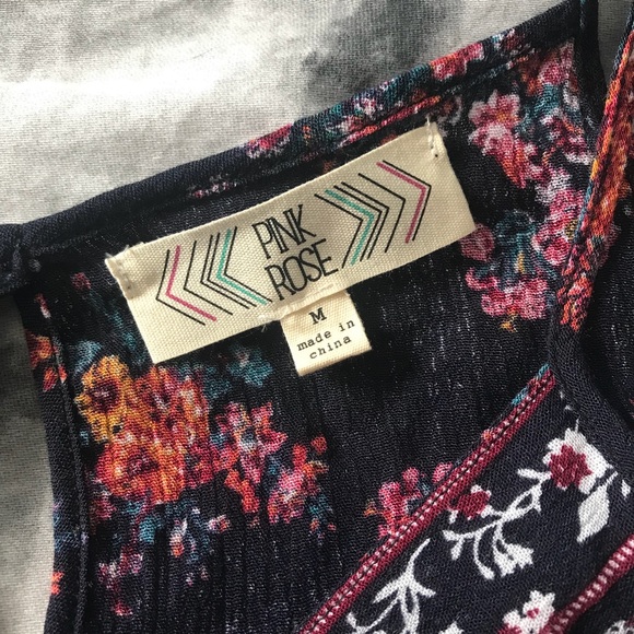 Cute floral cut out shoulder top💕 - Picture 3 of 6